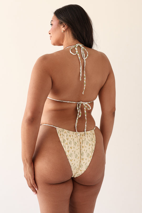 Julia is 5'10" wearing XL.