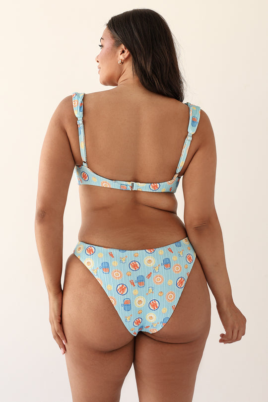 Julia is 5'10" wearing XL.