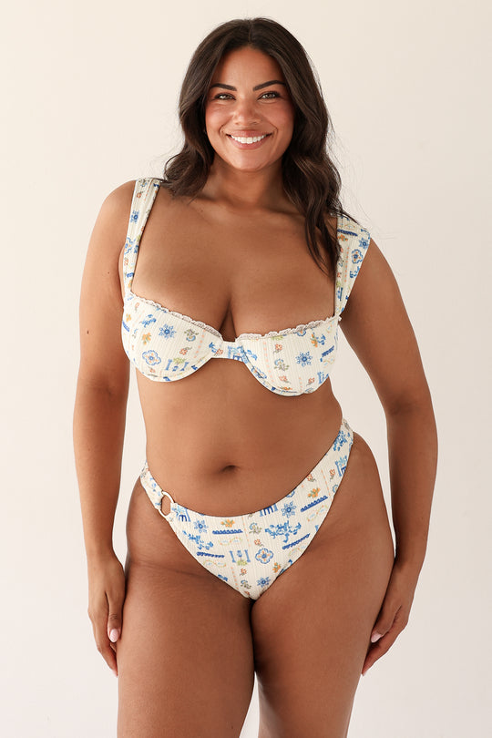 Julia is 5'10" wearing XL.