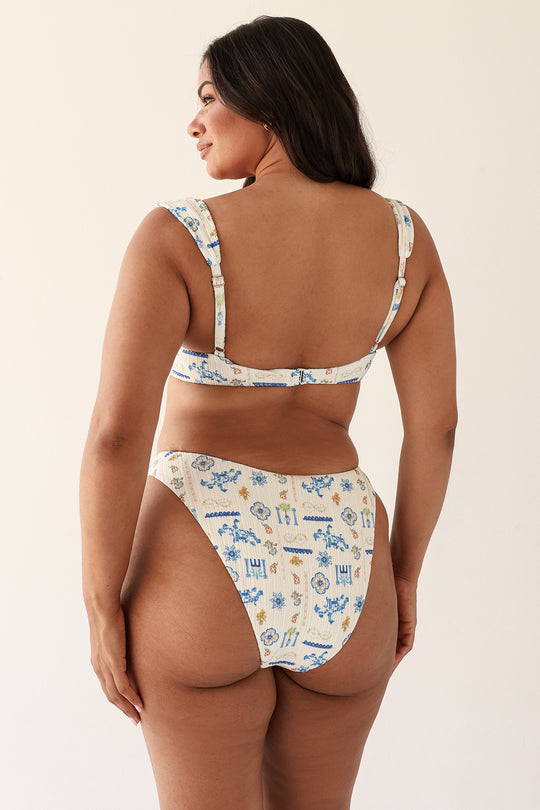 Julia is 5'10" wearing XL.