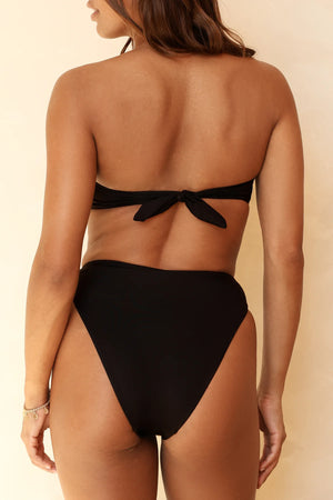 Isabella — 5'9", 34B, S top | S bottom.