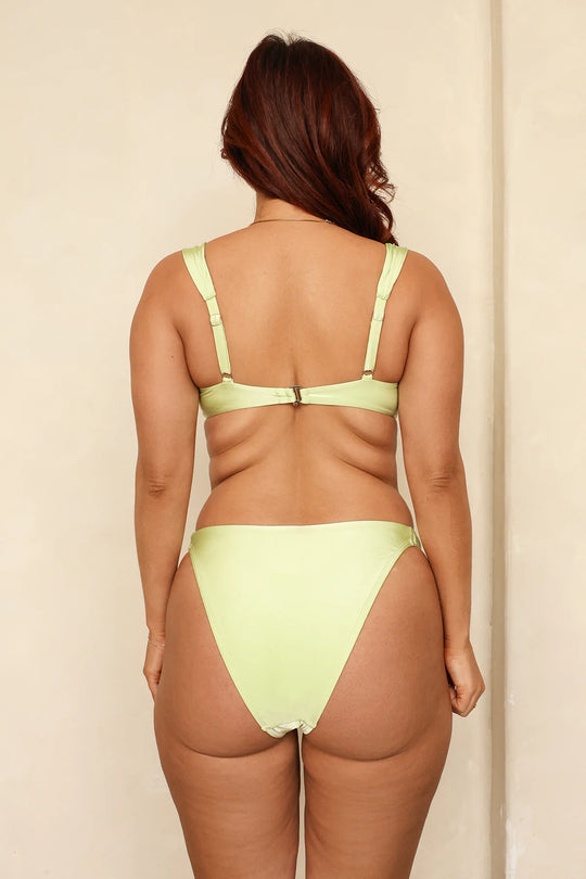 Noey is 5'3" wearing M.