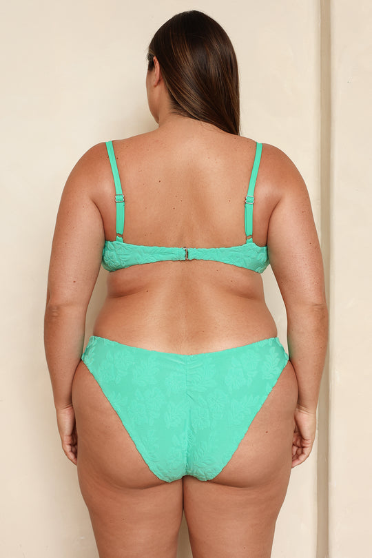 Jessica is 5'9" wearing 1X.