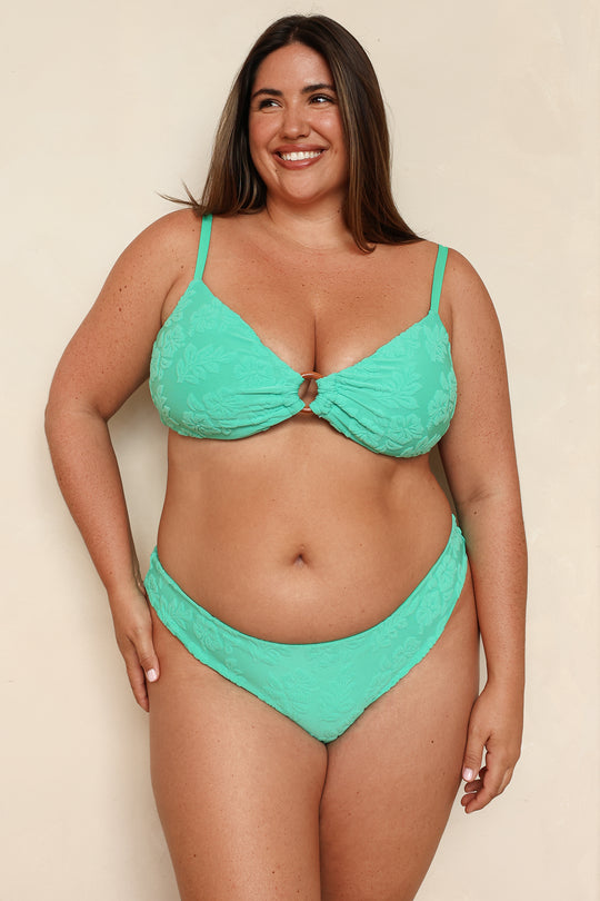 Jessica is 5'9" wearing 1X.