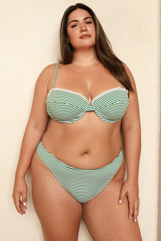 Jessica is 5'9" wearing 1X.