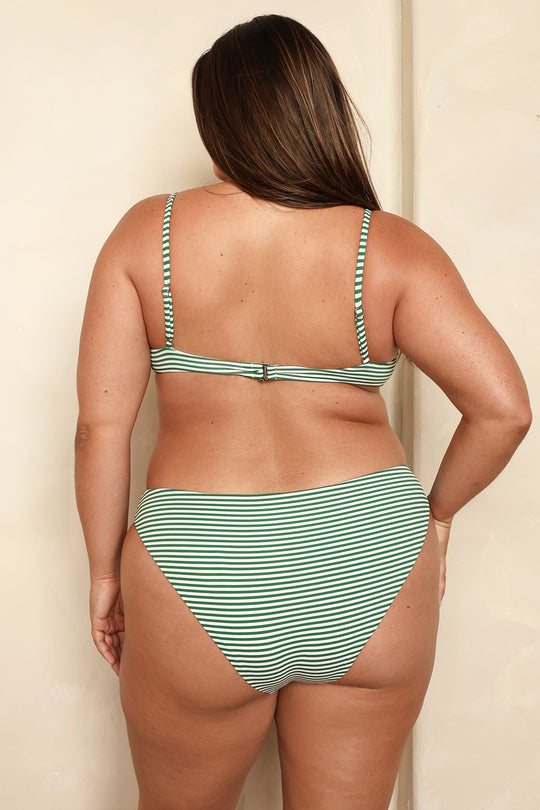 Jessica is 5'9" wearing 1X.