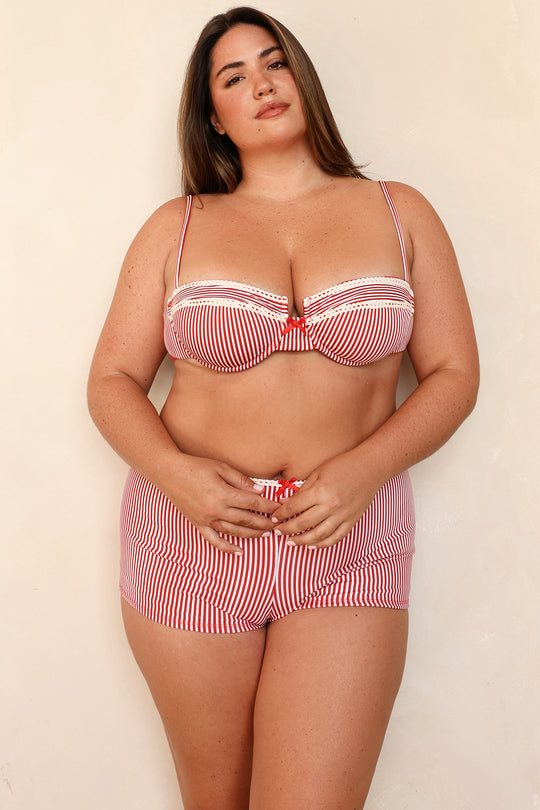 Jessica is 5'9" wearing 1X.