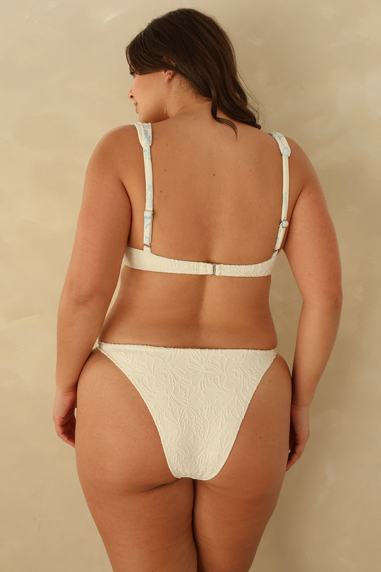 Hannah is 5'10" wearing XL.