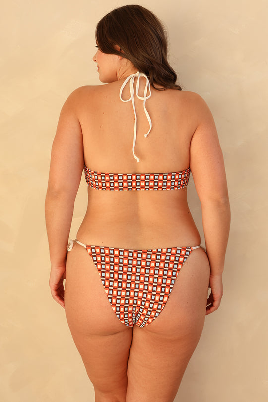 Hannah is 5'10" wearing XL.