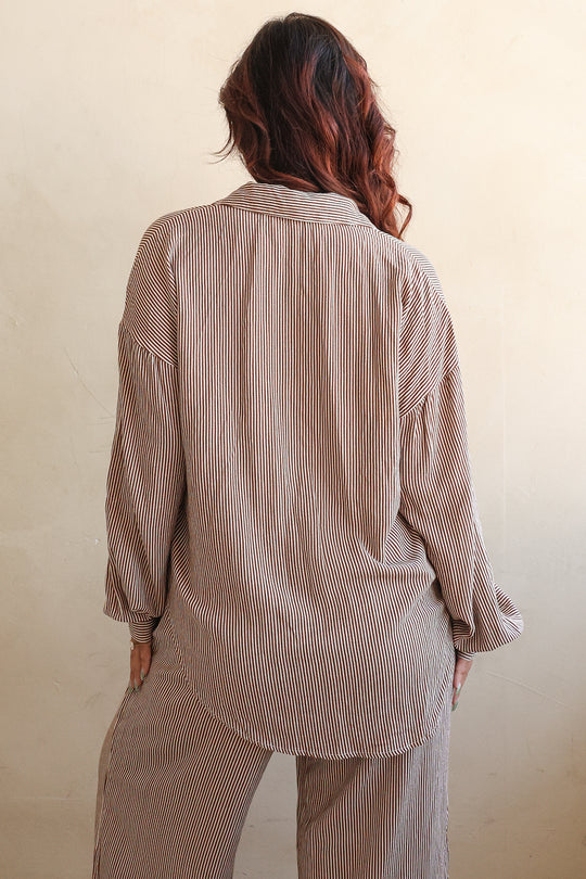 Noey is 5'3" wearing M.