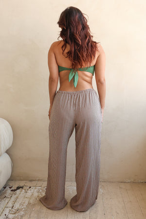 Noey is 5'3" wearing M.