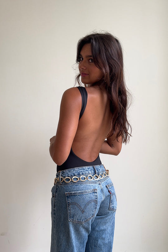 Shana is 5'5" wearing XS.