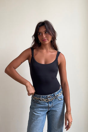 Shana is 5'5" wearing XS.