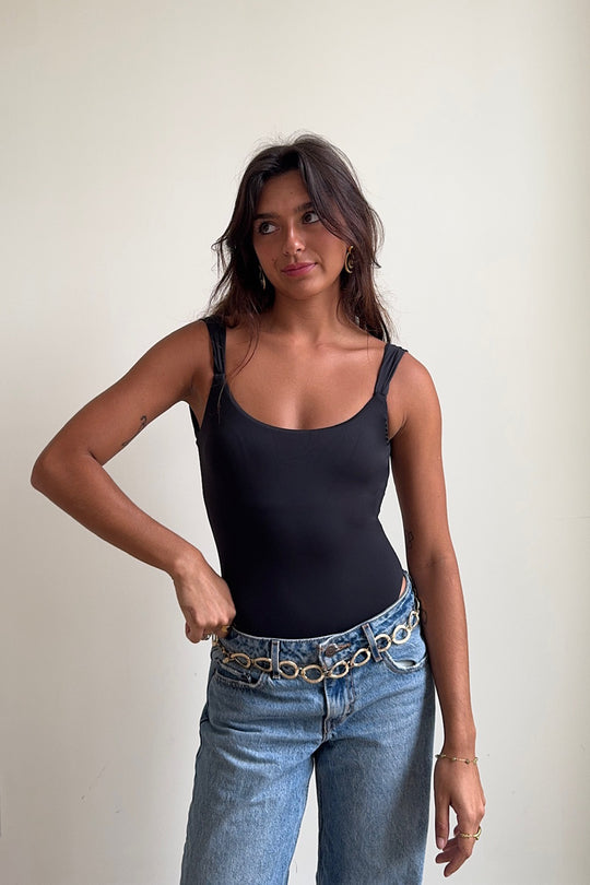 Shana is 5'5" wearing XS.