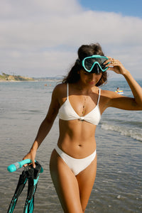 Shana is 5'5" wearing XS.